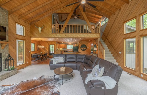 Innsbrook Ski Chalet | Experience Alpine Woods: Perfect for Families & Pets!