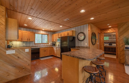 Innsbrook Ski Chalet | Experience Alpine Woods: Perfect for Families & Pets!