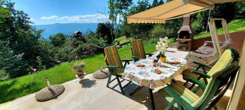 Trzic House | Alpinejka House: Family-Friendly Retreat with Kitchen Access