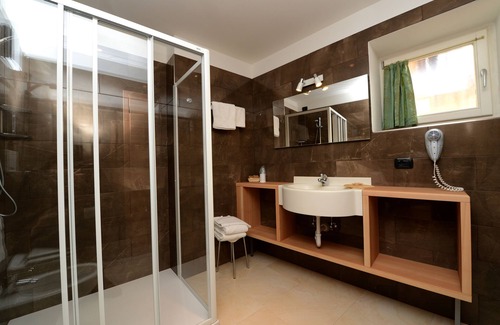 Varena Hotel | Alpino: Eco-Friendly Retreat with Spa & Hot Tub Access