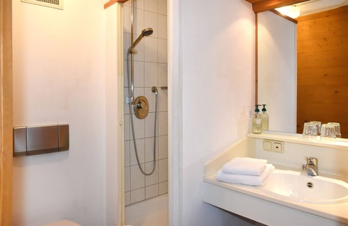 Kappel Hostel | Comfortable Stay at Alps Hostel with Breakfast Included