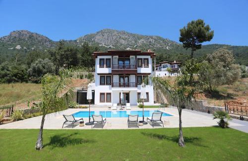 Akyaka City Center Apartment | Guest Rated: 9/10 at ALPSUITES SAFRAN with Oceanfront Pool