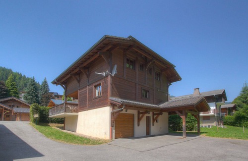 Montriond Ski Chalet | Alptitude Chalet Largo - Pet-Friendly Retreat with Spa