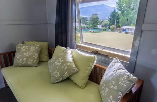 Tawonga Ski Chalet | Explore Alpzview Guesthouse: Family-Friendly Villa Retreat