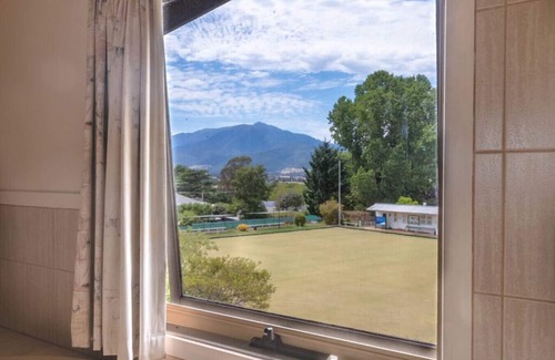 Tawonga Ski Chalet | Explore Alpzview Guesthouse: Family-Friendly Villa Retreat