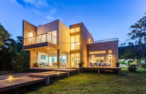 Punta Sur Villa | Experience Casa Iguana Del Mar with Oceanfront Amenities