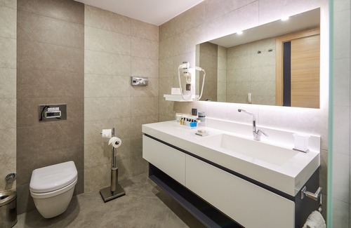 Altınyunus Mahallesi Apartment | Experience Altın Yunus Residence: Ocean View & Spa Awaits