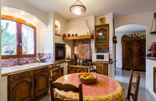 Althen-des-Paluds Villa | Elegant Villa Provençale with Pool, Spa, and Free Wi-Fi