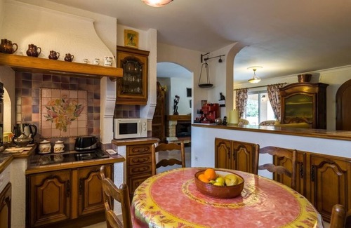 Althen-des-Paluds Villa | Elegant Villa Provençale with Pool, Spa, and Free Wi-Fi