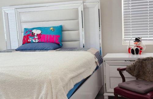 Elk Grove Villa | ALTA Elk Grove Stylish Retreat