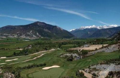 Latas Apartment | Discover Alta Montaña: Golf, Relaxation & Family Fun