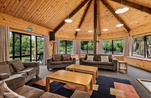 Wanaka House | Discover Altamont Lodge: 5-Star Comfort for All