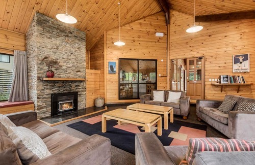 Wanaka House | Discover Altamont Lodge: 5-Star Comfort for All