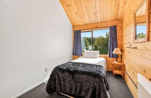 Wanaka House | Discover Altamont Lodge: 5-Star Comfort for All