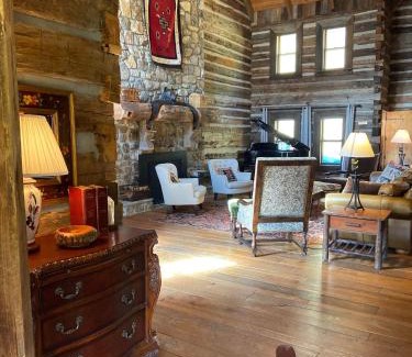 Altamont House | Unforgettable Stay at Altamont Lodge: 10/10 Rating & Hot Tub
