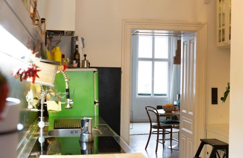 Reinprechtsdorf Apartment | Designer Apartment with Fireplace - Family Friendly Bliss