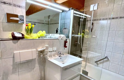 Mainz-Bingen Hotel | Guest Rated 9.2 at Altdeutsche Weinstube: Family-Friendly Stay