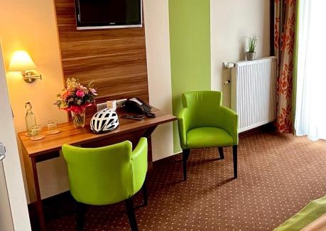 Mainz-Bingen Hotel | Altdeutsche Weinstube: Perfect Getaway with Hot Tub Access