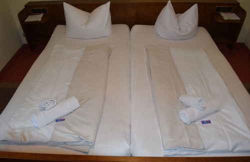 Kinderbeuern Hotel | Cozy Stay at Alte Dorfschänke with Breakfast & Dining