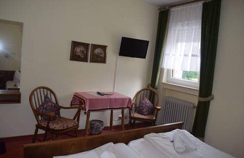 Kinderbeuern Hotel | Cozy Stay at Alte Dorfschänke with Breakfast & Dining