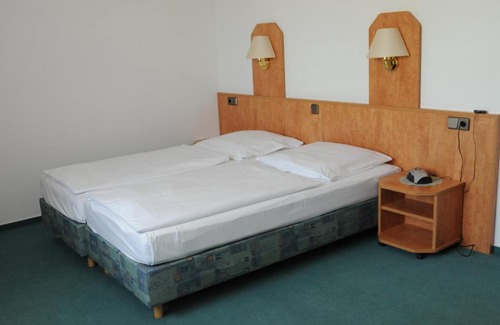 Wolfsburg Hotel | Charming Alter Dorfkrug Am Kanal: Family-Friendly Getaway
