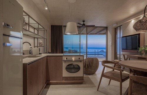 Vizari Villa | Experience Altera Cave Villa: Oceanfront Pool Oasis