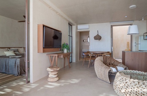 Vizari Villa | Experience Altera Cave Villa: Oceanfront Pool Oasis