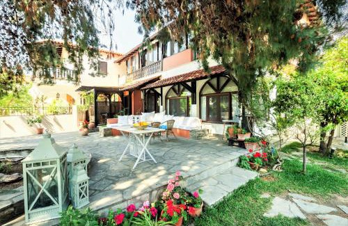 Paradhisos House | Discover Alterra Vita: Oceanfront Retreat with Pet-Friendly Perks