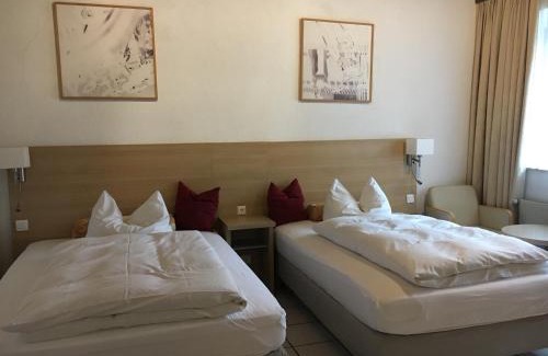 Kriegsdorf House | Cozy Altes Gasthaus Leuna Pension with Breakfast & Kitchen