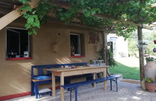 Mainleus Apartment | Altes Schäferhaus: Oceanfront Retreat with Family-Friendly Amenities