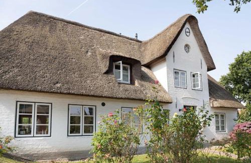 Oevenum House | Guest Rated: Altes Schulmeisterhaus Wohnung 1 - Family & Pet Friendly