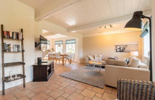 Oevenum House | Guest Rated: Altes Schulmeisterhaus Wohnung 1 - Family & Pet Friendly