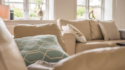 Oevenum House | Guest Rated: Altes Schulmeisterhaus Wohnung 1 - Family & Pet Friendly