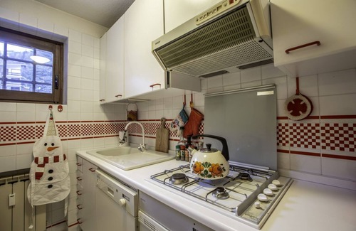 Dolonne Apartment | Family-Friendly Apartment for 6, Steps from Ski Lifts