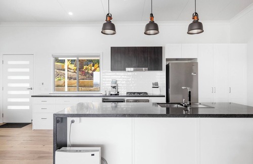 Coffs Harbour House | Pet-Friendly Retreat with Easy Access and Scenic Views