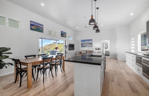 Coffs Harbour House | Pet-Friendly Retreat with Easy Access and Scenic Views