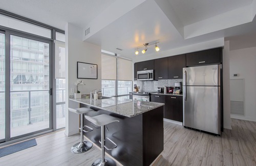 Bay Cloverhill Apartment | Relaxing Altitude Suites Bay Street with Pool & Spa Access