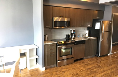 Bay Cloverhill Apartment | Relaxing Altitude Suites Bay Street with Pool & Spa Access
