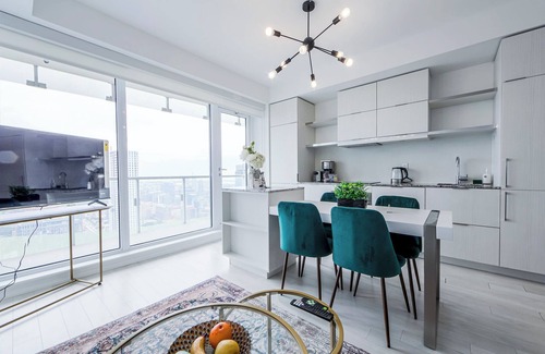 Bay Cloverhill Apartment | Relaxing Altitude Suites Bay Street with Pool & Spa Access