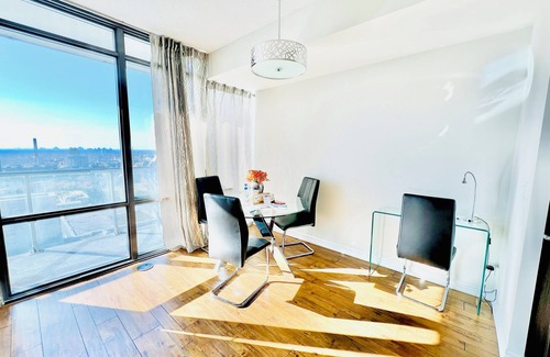 Bay Cloverhill Apartment | Relaxing Altitude Suites Bay Street with Pool & Spa Access
