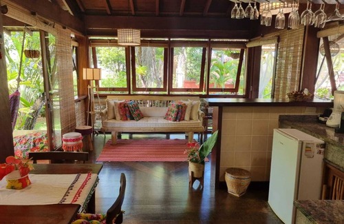 Arraial d'Ajuda House | Alto do Mucuge Bungalow: Pet-Friendly Retreat with Spa Amenities
