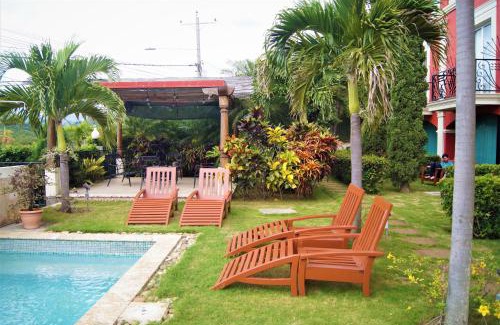 Managua Hotel | Discover Altos de Fontana: Family-Friendly with a Pool