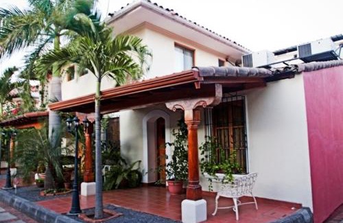Managua Hotel | Discover Altos de Fontana: Family-Friendly with a Pool