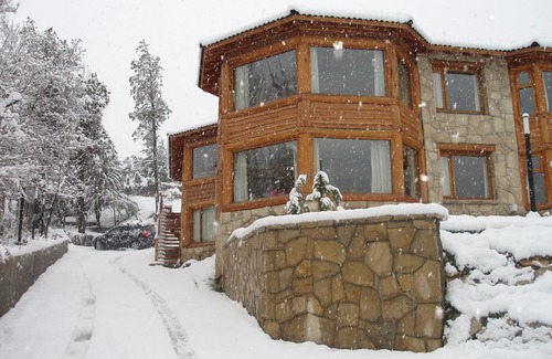 San Carlos de Bariloche Cabin | Relax at Altos del Nahuel with Spa and Breakfast Included