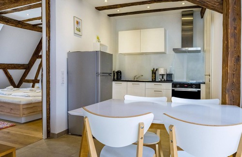 Endingen am Kaiserstuhl Apartment | Unwind at Altstadttraum Ferienwohnung N°2 with Lake View