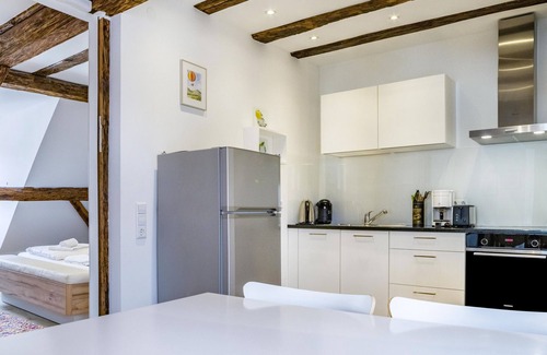 Endingen am Kaiserstuhl Apartment | Unwind at Altstadttraum Ferienwohnung N°2 with Lake View