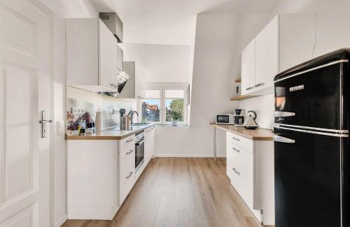 Goslar Apartment | Elegant Altstadt-Refugium: 4-Star Retreat with Hot Tub