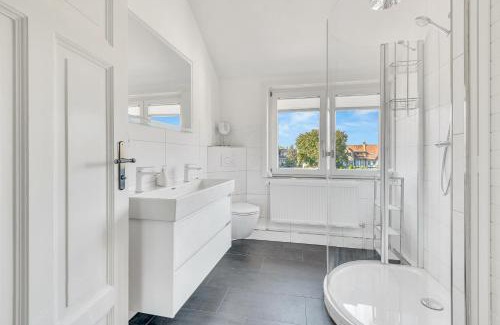 Goslar Apartment | Elegant Altstadt-Refugium: 4-Star Retreat with Hot Tub