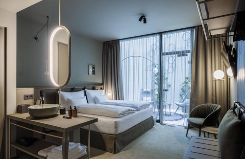 Innsbruck City Centre Hotel | Discover Altstadthotel Weisses Kreuz: 4-Star Excellence