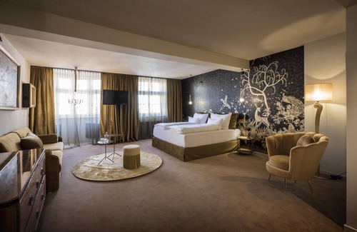 Innsbruck City Centre Hotel | Discover Altstadthotel Weisses Kreuz: 4-Star Excellence